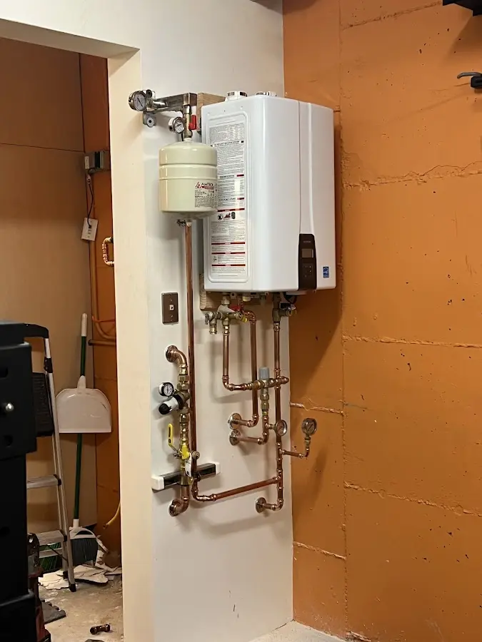 Plumbing technician inspecting water heater connections in Des Plaines